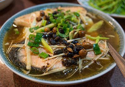 漬け物や発酵食品を上手に活用するのが客家料理の特長のひとつ。魚の上に載っている黒い粒は「豆豉」