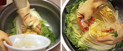 左：白菜の塩漬け。半割にした白菜に、近くの海から汲んできた海水をくぐらせる<br />
右：葉の間に天然塩をふり、６～７時間おく。その後の水切りを含め、下漬けには２日かかる