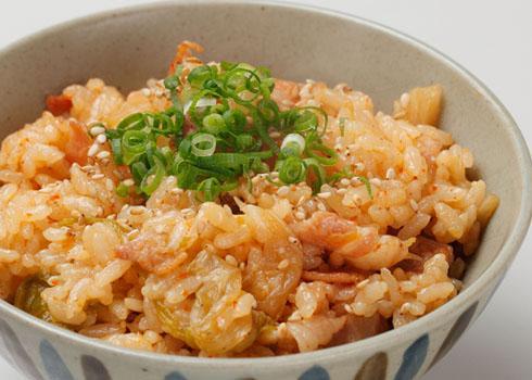 豚肉と韓国キムチの炊き込みご飯のイメージ写真