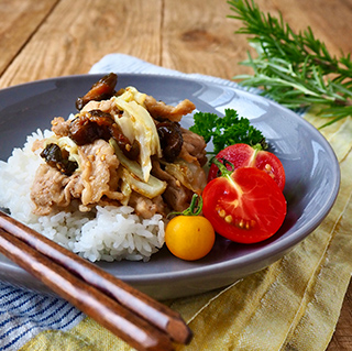 豚肉とキャベツのみそ炒め丼（キューちゃん風味）