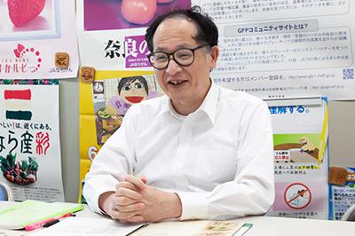 「大和野菜」の普及に取り組んでいる奈良県農林部の濵崎貞弘さん。