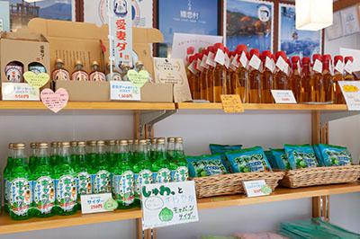 嬬恋村観光案内所には、高原キャベツを使った特産品の数々が並ぶ。