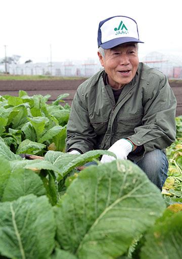 ＪＡみいやましお加工部会会長の黒岩實さん。「やましお漬」にちりめんを加えて、ポン酢をかけて食べるのがお気に入りだという。