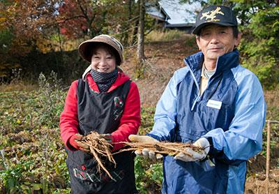 「中津川の郷土野菜を守りたい」と語る、菊ごぼう栽培の名人・石田耕一郎さんと裕美さん。
