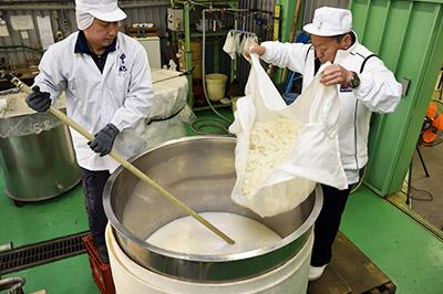 手作業で行われる「袋搾り」は杜氏の経験と技がものをいう大事な工程。（写真提供：奈良豊澤酒造）