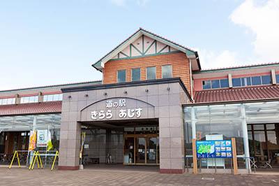 地元の特産品が並ぶ道の駅。この日訪ねた柳井ヨシ子さんの寒漬けも並んでいた。