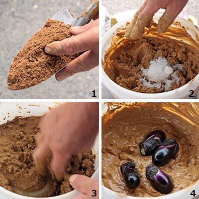 1：粘土質の赤土　　<br />
2：ブレンドした土に、水と塩を加える　<br />
3：全体を混ぜながら水、塩加減を調整する　<br />
4：小ぶりの「水ナス」をまるごと泥に漬け込む