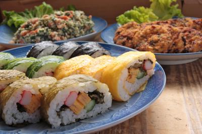 雲仙こぶ高菜の漬物を使った料理の数々。手前から「巻き寿司」「がんもどき」「白和え」