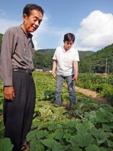 「ひょうごの在来種保存会」代表の山根成人さん(左)と「丹南有機農業実践会」代表の酒井菊代さん(右)