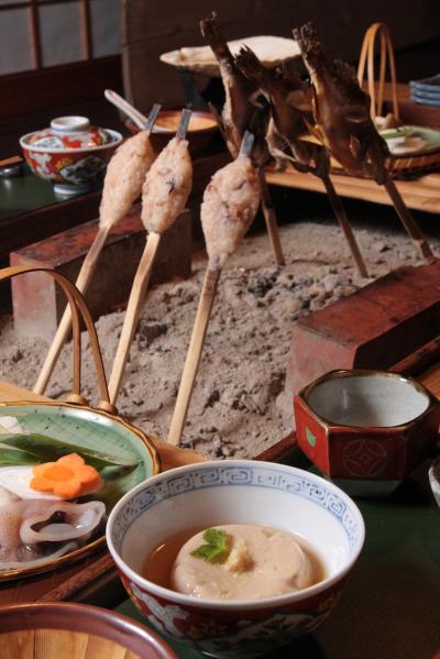 井戸端で焼かれる海餅（かいべい）にもいしりが使われている