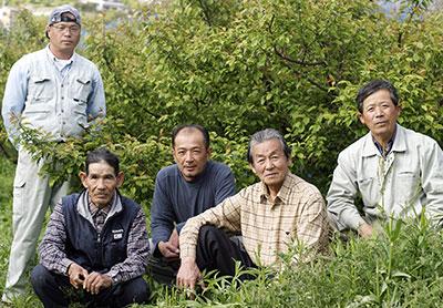 有機栽培に取り組む契約農家のみなさん。右から２番目は、故・芝耕三郎会長（写真提供：㈲丸惣、２００４年撮影）