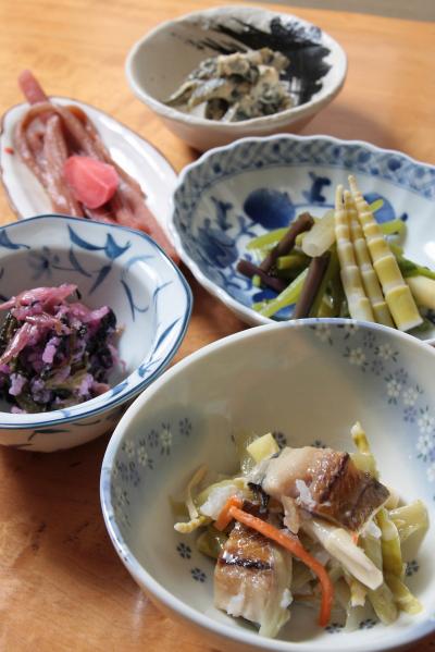 手前から／「みがきニシンと山菜の飯ずし」「すしこ」「ネマガリダケの入ったすか漬け」「山蕗の一本漬け」「きゅうりの粕漬け」