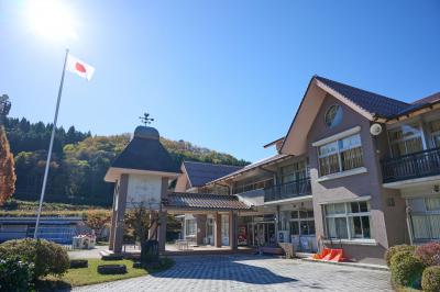 廃校となった⼆川⼩学校の校舎は、現在はみらいづくりセンターとして地域の交流の場となっている