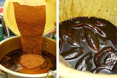 左：「本漬け」に使う漬け汁。黒砂糖、白砂糖、みそなどを継ぎ足しながら味を調える。<br />
右：漬け替え（漬け汁の交換）をしながら、半年ほど漬け込む。