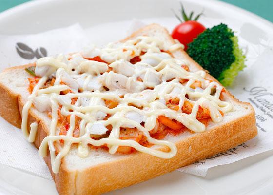 鱈とキムチのピザ風トーストのイメージ写真